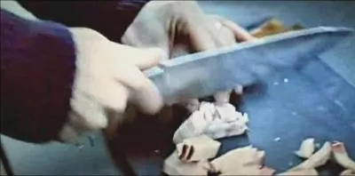 Qui tient ce couteau ?