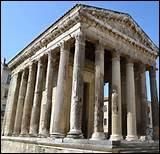 Quel nom porte le petit temple  colonnes, fleuron du patrimoine gallo-romain de la ville de Vienne ?