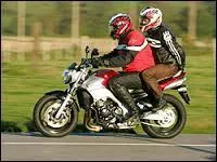 Le passager arrire sur une moto peut tre g de moins de 5 ans.