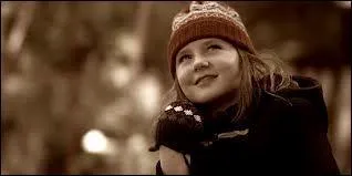 Quand le Docteur sort du Tardis, il y a une petite fille qui se tient devant lui. Ce sera sa prochaine compagne, comment s'appelle-t-elle ? (pisode 1)