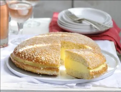 La tarte tropzienne est un gteau qui est compos d'une brioche au sucre garnie d'un mlange de plusieurs crmes. Combien de crmes sont utilises dans ce mlange ?