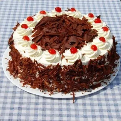 La fort-noire est un gteau compos d'une gnoise de cacao qui, fourre de cerises au sirop et de crme chantilly, est elle aussi parfume d'un alcool, lequel ?