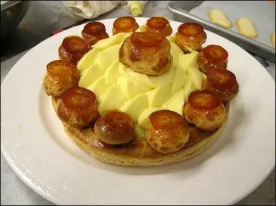 Le saint-honor est une ptisserie franaise garnie de pte  choux. De qui cette ptisserie porte-t-elle le nom ?