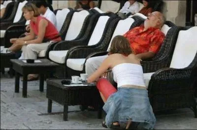 Terminez ce dicton : A la Saint Valentin, elle lui caresse la main ...