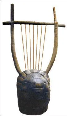 Les dieux ont tout donn  la Grce, c'est bien connu ! Apollon, dieu des arts et tout particulirement de la musique inventa la cithare. Dionysos prsidait aux festivals de thtre, o chant et musique jouaient un grand rle. Les Grecs ne s'y trompent pas et accordent une grande place  la formation musicale. Comment se nomme l'instrument qu'Herms fabriqua quelques heures aprs sa naissance ?