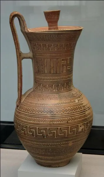 Durant les ges obscurs, les vases ont un dcor simple  base de motifs gomtriques : suite de cercles ou de demi-cercles aligns entre deux traits par exemple, puis chevrons, hachures, triangles, mandres... Au dbut du VIIIe sicle, d'autres motifs apparaissent, principalement lis  la mort (exposition du corps du dfunt ; cortge allant au cimetire). Quel nom donne-t-on  cette priode ?