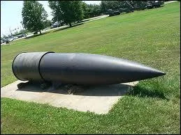 Quelle lettre ne se trouve pas dans cette nouvelle arme apparue pendant la Premire Guerre mondiale, qui, en touchant le sol, libre un gaz toxique qui provoque la mort pour celui qui l'inhale ?