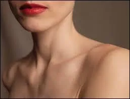 Quel nom porte ce produit odorant que l'on s'applique dans le cou ?