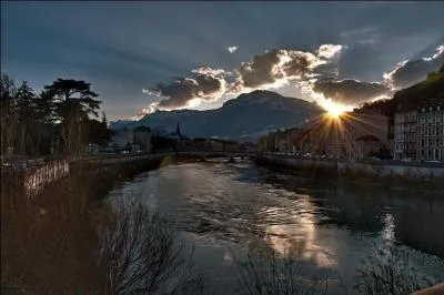 Quelle est la clbre station de ski, situe  1860m d'altitude, o l'on accde par d'prouvantes pingles  cheveux ?