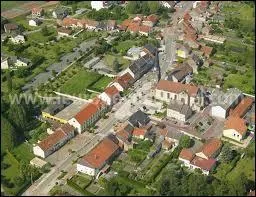 Nous survolons la ville de Hambach. C'est dans cette ville que l'on construit la petite Smart. Elle se situe ...