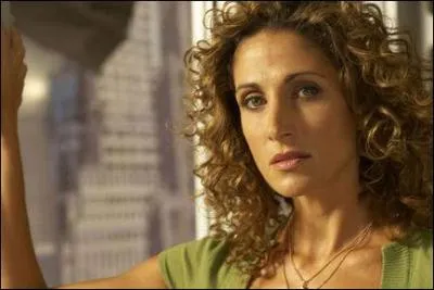 Et qui joue le rle de Stella Bonasera ?