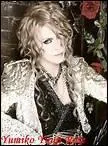 Kamijo, le chanteur et leader principal de Versailles, joue un peu d'un instrument. Lequel ?