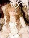 Hizaki, le guitariste principal et leader secondaire de Versailles, est galement :