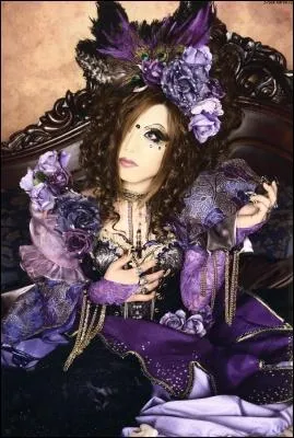 Quand est dcd Jasmine You, le bassiste du groupe ?