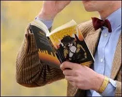 pisode 5 : Qui est l'auteur du livre que lit le docteur dans cet pisode ? Attention, le nom recherch est celui figurant sur le livre.