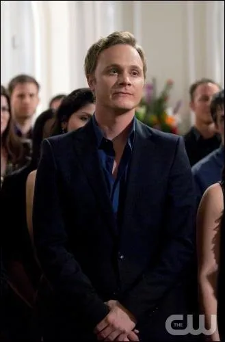 Qui est John pour Elena ?