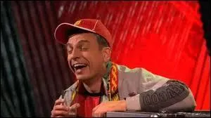 Il a commenc par des blagues tlphoniques  la radio .