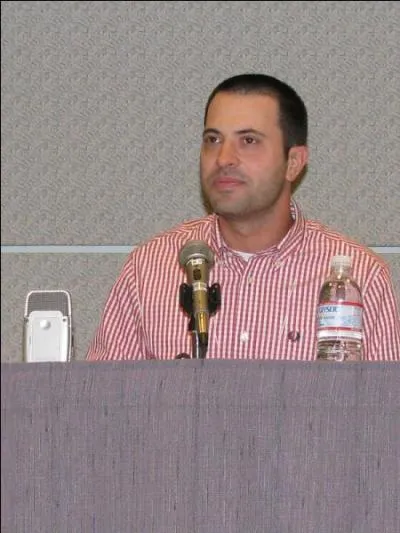 Quels sont les prnoms et noms des 2 ralisateurs ? (petit indice : la photo d'un des ralisateurs)