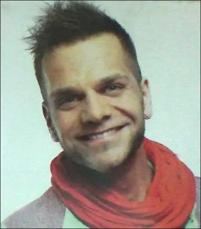 O Keen'v a-t-il un piercing ?