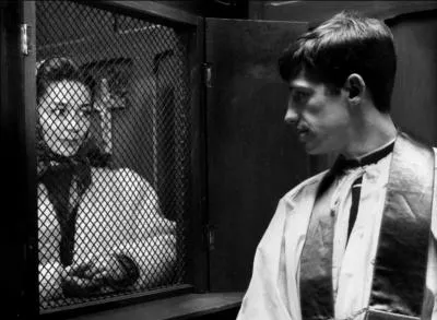 Dans quelle ville se déroulait le film de Jean-Pierre Melville "Léon Morin prêtre" ?