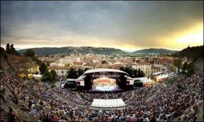 Laquelle de ces villes accueille chaque année un célèbre festival de jazz ?