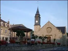 Nous nous rendons  Fromelennes, commune situe . .