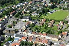 Voici le village de Gorcy vu du ciel. Il se trouve ...