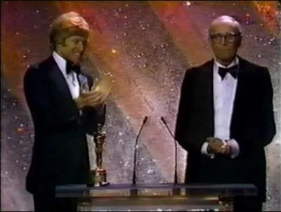 En 1980, Robert Redford remet un Oscar d'honneur  un grand acteur amricain qui s'teindra quelques temps aprs. Comment s'appelle ce grand acteur amricain ?