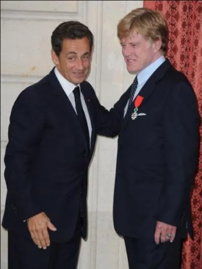 Quel prsident de la Rpublique franaise remet  Robert Redford, en 2010, l'insigne de Chevalier de la Lgion d'honneur, pour sa carrire et ses valeurs qu'il a transmises ?