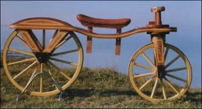 C'est le nom de l'un des anctre de la bicyclette, m par l'action des pieds sur le sol, d'un ct puis de l'autre :