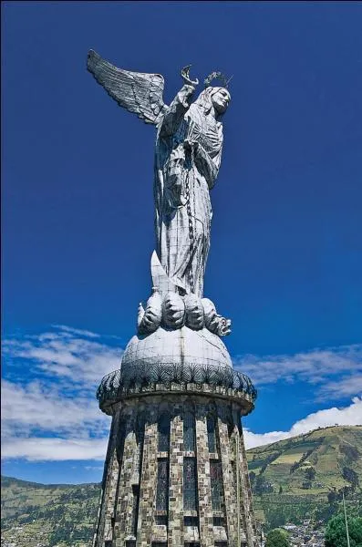 Quelle est environ la population de l'agglomration de Quito ?