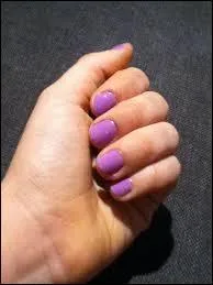 De quelle couleur est le vernis de Violetta ?