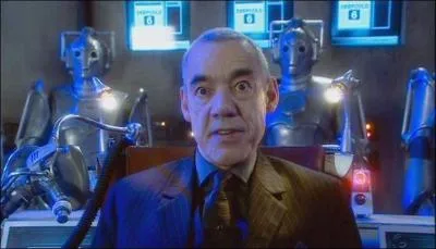 John Lumic est en fauteuil roulant.