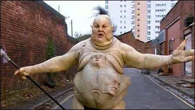 Elle absorbe les personnes en les embrassant.