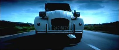 Au vu des voitures que l'on voit dans ce film, on a du mal  imaginer qu'une deuche, toute vaillante qu'elle soit, y ait sa place, et pourtant ...