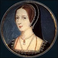 Par quel moyen Henri VIII se dbarrassa-t-il d'Anne Boleyn, juge adultrine et tratresse ?