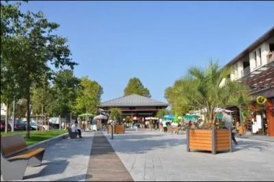 Sur quelle place se trouve le march� ?