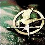 (d'abord livre puis film). Qui lui donne sa broche reprsentant le geai moqueur ?