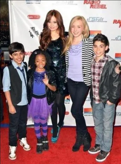 Qui joue dans Jessie ?