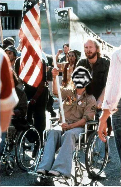 Qui joue le rle de Ron Kovic, vtran de la guerre du Vietnam mais paralys  vie dans le film  N un 4 juillet  ?