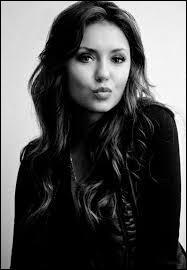 Les yeux de Nina Dobrev sont :