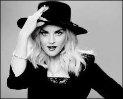 Les yeux de Perrie Edwards sont :