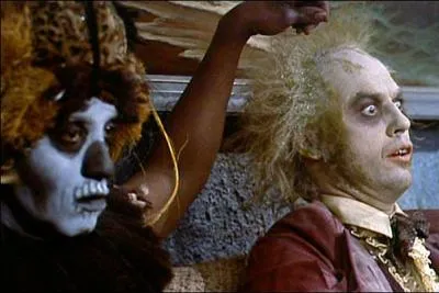Lors de la scne finale, Beetlejuice raconte  son voisin indien qu'il a trouv un nouveau job. Il doit poser pour une marque mais laquelle ?