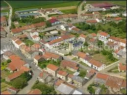 Voici le village de Tellancourt vu du ciel. Dans quel pays se situe ce commune ?