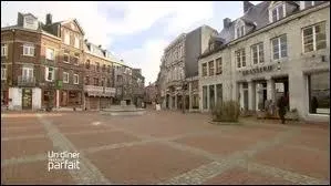 Nous sommes dans le centre de la ville de Marche-en-Famenne. Nous nous situons ...