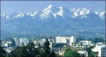 Nous traversons la France pour nous rendre dans la capitale de la Bigorre, prfecture du dpartement des Hautes-Pyrnes. C'est--dire :