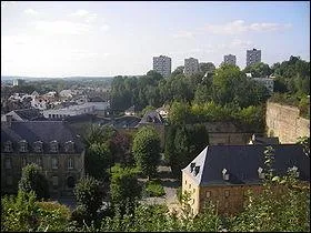 C'est dans cette ville des Ardennes traverse par la Meuse que l'on peut visiter un des plus vastes chteaux forts d'Europe. C'est ici galement que Napolon III fut fait prisonnier  l'issue de la bataille qui l'opposait aux forces prussiennes en 1870. Cette ville s'appelle :