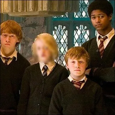 Bien. Aprs douze questions, nous voici enfin  Poudlard. Bozo commence les clichs mais dj, une personne dsire conserver l'anonymat et apparatre le visage flout. En bon Potterhead, vous parvenez facilement  la dmasquer :