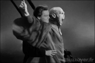 Je ne rsiste pas  vous montrer cette image... Je ne savais pas que Voldemort tait un jour mont  bord du _____ !