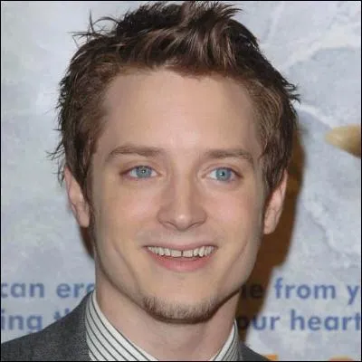 Avant de franchir le portail de Poudlard, Bozo s'est attard en Terre du Milieu pour prendre la tour de Barad-dr en contre-plonge.  part a, voici ce qu'il a trouv :